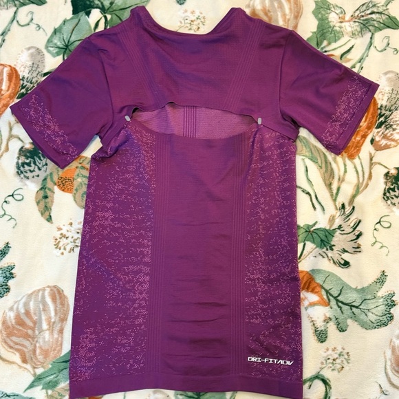 Women’s Nike XS work out top with DRI-FIT ADV technology - Picture 2 of 9